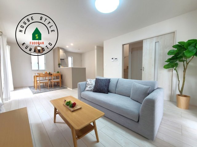 熊本市中央区国府4丁目第1-2棟（A号棟）の内観：施工例|キッチンからリビングをしっかり確認できます。家族の笑顔があふれる空間になりそうですね。同社