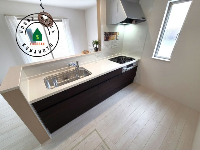 熊本市中央区国府4丁目第1-2棟（A号棟）の内観：施工例|ご家族を近くに感じられる対面キッチンのLDK。会話もはずみそうですね。