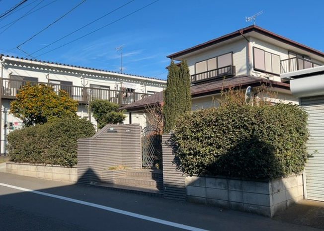 【外観】 | 土地の形が極端に長細かったり、狭小地、あるいは道路との高低差がある傾斜地だった場合、後々売ろうとしても買い手がつかない場合もあります。後々、売却することになった時に価値の下がらない土地を選びましょう。