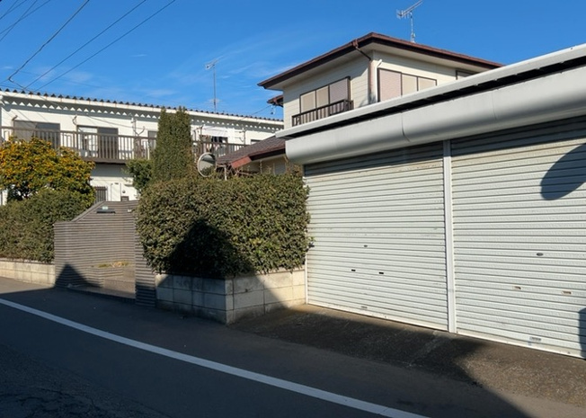 【外観】 | 家を建てる場合、方位は要チェックです。現実的に日当たりのよい家ならばリビングは南側、建築基準法でも北側に当たる家への配慮は求められています。土地を見学に行く際は、方位磁針を持って行くようにしましょう。