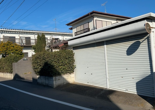 【外観】 | 土地を買う際、住む地域の自治体や福祉の補助制度にも注目してみましょう。子供や老人の医療補助やゴミ出しのルールなど、自治体によってルールに大きな違いがあるため、暮らしやすい土地で判断するとよいでしょう。