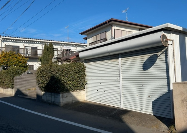 【外観】 | 土地の前の道路に消火栓が設置されていることがあります。この場合、道路交通法第45条第1項により、駐車禁止の場所が指定されています。そのため、車庫などの駐車スペースをつくることができない場合があります。