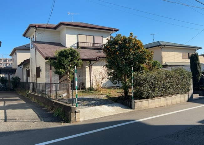 【外観】 | 現地に行くなら、物件の周囲の地形がどうなっているかを見ることも大切です。周辺より低くなっている土地では、大雨などで水が集まりやすいため、地盤が弱くなっているということも考えられるため、注意が必要です。