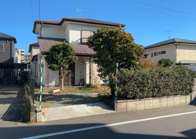 【外観】 | 隣家の土地はどうなっているのか、生活利便施設が近くにあるのか、学校まで近いかなど、お客様のライフスタイルにあわせたイメージが重要です。また、近くにあると困る施設が近くにないかも確認するといいでしょう。
