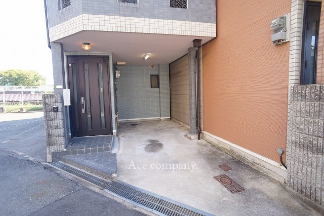 【駐車場】 | 生野区巽南5丁目 | リフォームで駐車場拡張、アルファードクラスの大型車駐車可能です♪