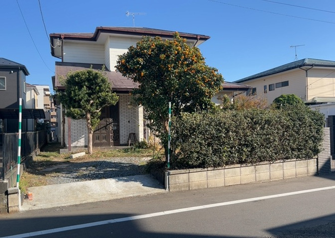 【外観】 | 隣家の土地はどうなっているのか、生活利便施設が近くにあるのか、学校まで近いかなど、お客様のライフスタイルにあわせたイメージが重要です。また、近くにあると困る施設が近くにないかも確認するといいでしょう。