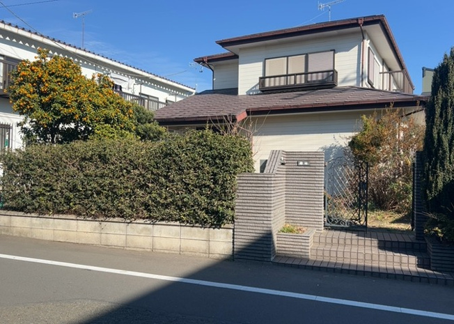 【外観】 | 人が暮らすうえで日光は大切な要素となります。日当たりの良さは譲れないポイントですね。併せて近くに大きな建築物の建築予定がないか、あるいはそれが可能な土地が近くにないか事前に確認することもお勧めします。