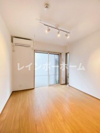 【仲介手数料：50％OFF】対象物件！の居間・リビング|こちらのリビングで趣味の時間をお楽しみください