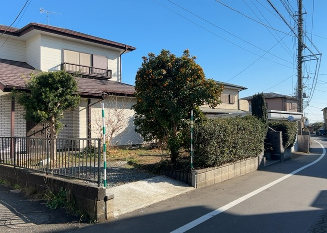 【外観】 | 土地の形が極端に長細かったり、狭小地、あるいは道路との高低差がある傾斜地だった場合、後々売ろうとしても買い手がつかない場合もあります。後々、売却することになった時に価値の下がらない土地を選びましょう。