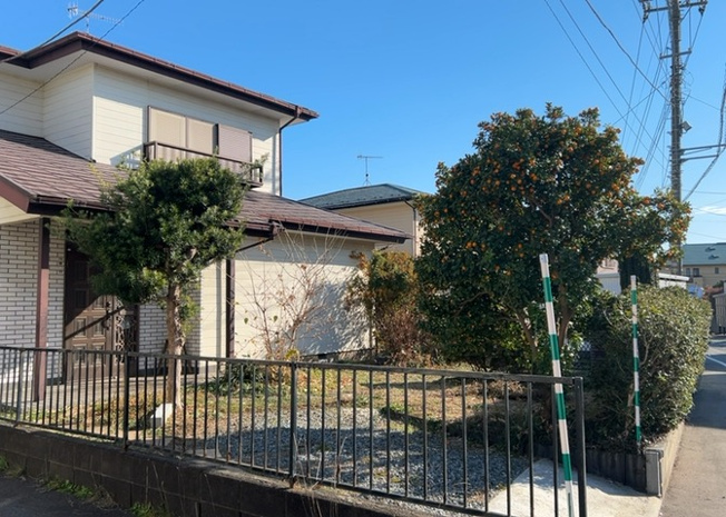 【外観】 | 家を建てる場合、方位は要チェックです。現実的に日当たりのよい家ならばリビングは南側、建築基準法でも北側に当たる家への配慮は求められています。土地を見学に行く際は、方位磁針を持って行くようにしましょう。
