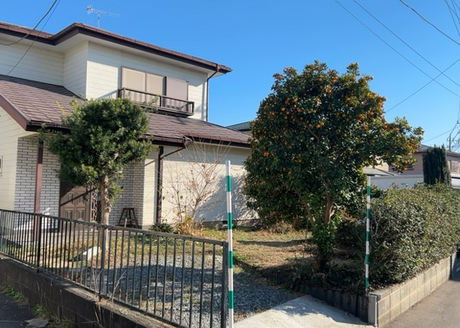 【外観】 | 土地を買う際、住む地域の自治体や福祉の補助制度にも注目してみましょう。子供や老人の医療補助やゴミ出しのルールなど、自治体によってルールに大きな違いがあるため、暮らしやすい土地で判断するとよいでしょう。