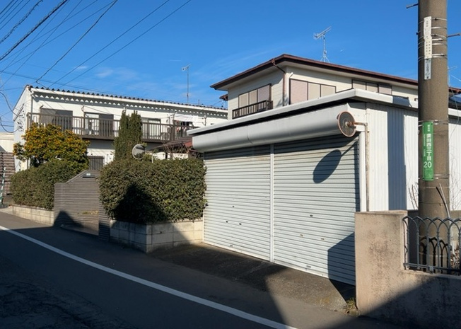 【外観】 | 現地に行くなら、物件の周囲の地形がどうなっているかを見ることも大切です。周辺より低くなっている土地では、大雨などで水が集まりやすいため、地盤が弱くなっているということも考えられるため、注意が必要です。