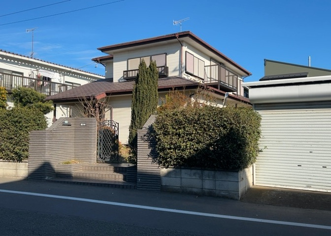 【外観】 | 隣家の土地はどうなっているのか、生活利便施設が近くにあるのか、学校まで近いかなど、お客様のライフスタイルにあわせたイメージが重要です。また、近くにあると困る施設が近くにないかも確認するといいでしょう。