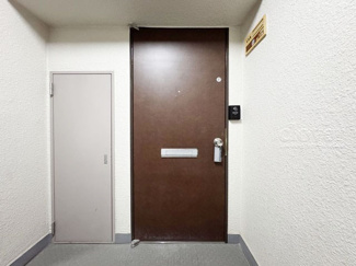 【その他共用部分】 | 皆様をお迎えする、お部屋の玄関ドア。開けやすさや開放角度、ドアノブの操作しやすさや鍵の形状などを、現地で一度ご確認ください。～即日のご見学可能～　お問合せはお気軽にどうぞ。
