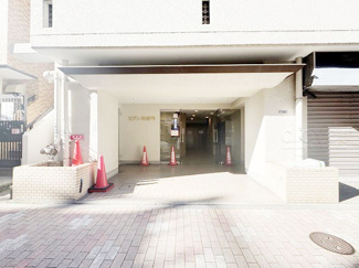 【エントランス】 | お客様を、そして住人を出迎えてくれるマンションのエントランス。ゴミが落ちていないことからも、管理状態の良さや住民の節度の高さが見て取れます。～即日のご見学可能～　お問合せはお気軽にどうぞ。
