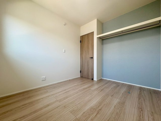 「南庭付き」高知市介良乙　新築一戸建ての洋室|アクセントクロスがおしゃれな洋室。クローゼット付きで収納力もあり、主寝室や子供部屋に最適です。