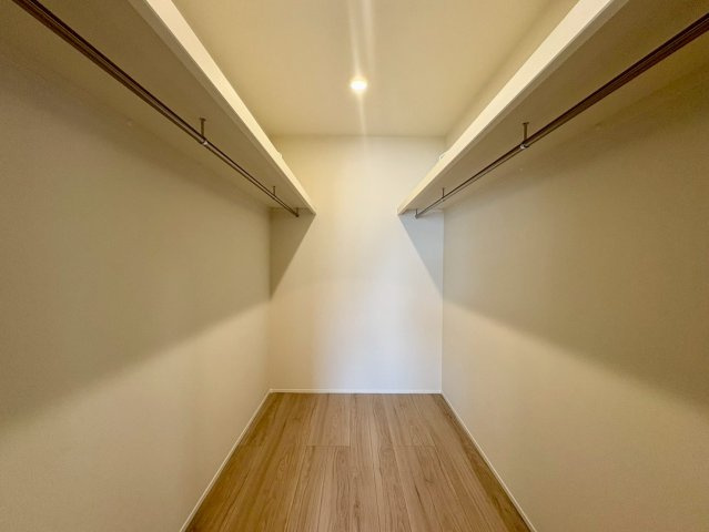 「南庭付き」高知市介良乙　新築一戸建ての収納|奥行きがあり大容量なウォークインクローゼット。ハンガーパイプ付きで、お気に入りの衣類を美しく保管。