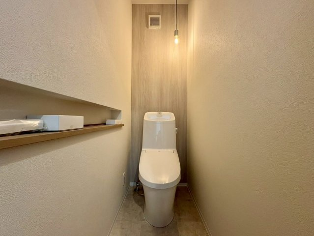 「広々南庭付き」高知市介良乙　新築一戸建てのトイレ|スタイリッシュな間接照明が灯る、落ち着いた空間のトイレ。清潔感があり、毎日の使用も快適です。