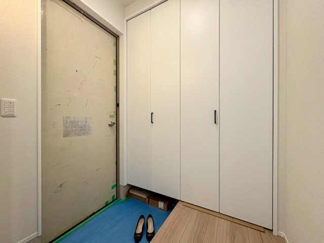 「広々南庭付き」高知市介良乙　新築一戸建ての玄関|収納力豊富なシューズボックスを備えた玄関。家族全員の靴をすっきりと収め、綺麗な空間を保てます。