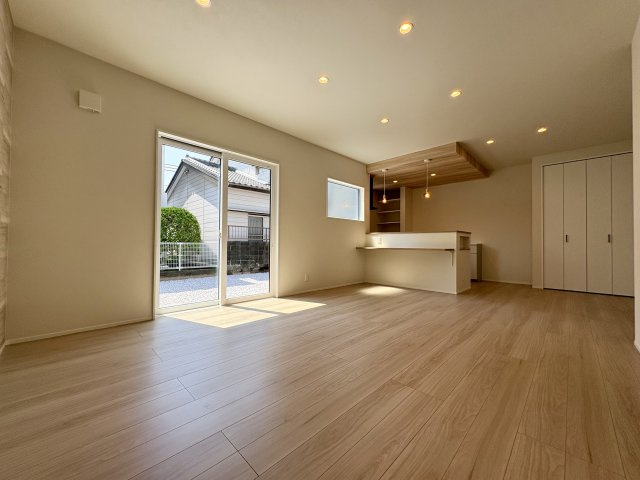 「広々南庭付き」高知市介良乙　新築一戸建ての居間・リビング|奥行きがあり家具を配置しやすいLDK。明るい光が差し込み、家族みんなが自然と笑顔になる空間です。