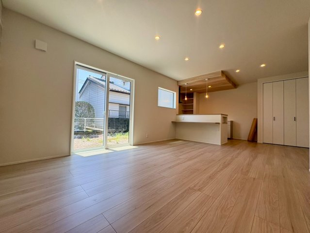 「南庭付き」高知市介良乙　新築一戸建ての居間・リビング|奥行きがあり家具を配置しやすいLDK。明るい光が差し込み、家族みんなが自然と笑顔になる空間です。