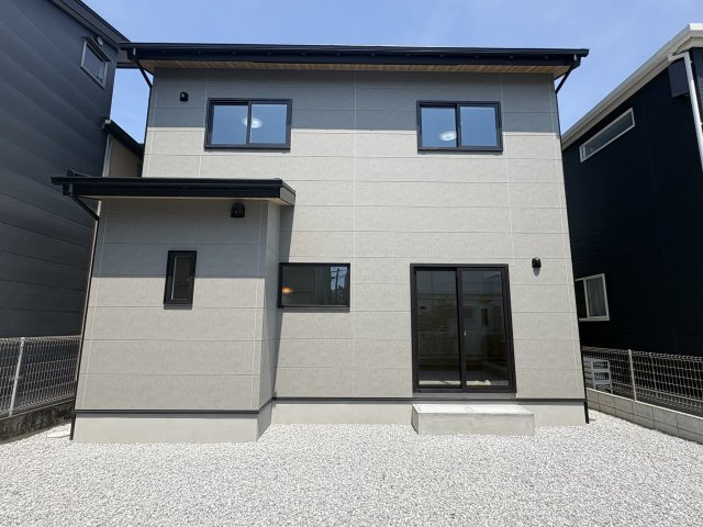 「広々南庭付き」高知市介良乙　新築一戸建ての外観|スタイリッシュで飽きのこないモダンな外観。周辺環境に調和しつつ、洗練された存在感を放ちます。