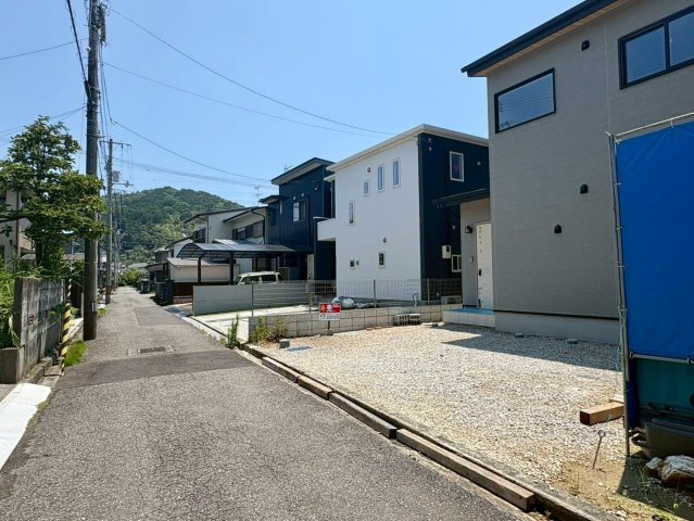 「南庭付き」高知市介良乙　新築一戸建ての前面道路含む現地写真|前面道路はすっきりと整備されており、見通しも良好。お車の出し入れや日々の運転もスムーズで安心です。
