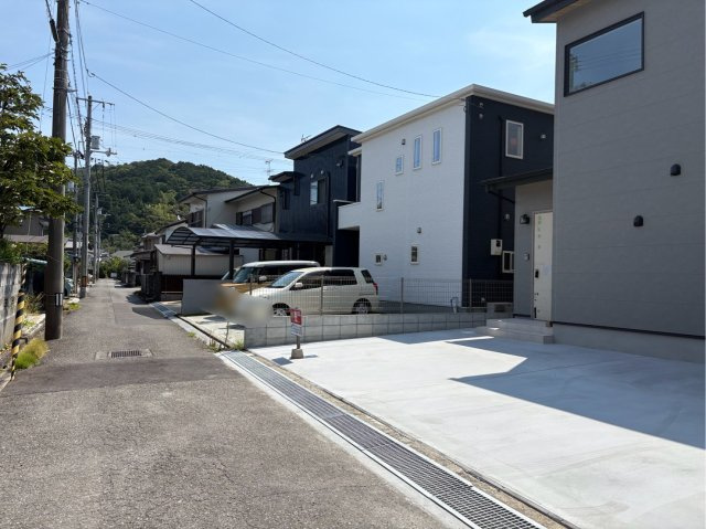「広々南庭付き」高知市介良乙　新築一戸建ての前面道路含む現地写真|前面道路はすっきりと整備されており、見通しも良好。お車の出し入れや日々の運転もスムーズで安心です。