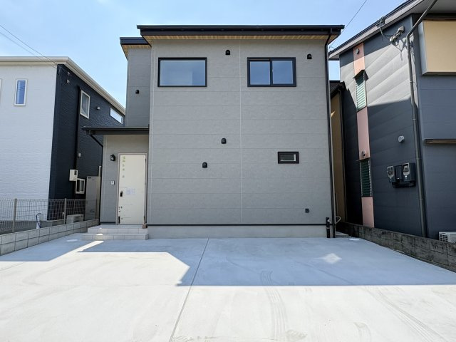 「広々南庭付き」高知市介良乙　新築一戸建ての外観|8/30撮影。落ち着いた色合いのシンプルモダンな外観。駐車しやすい配置で、毎日の出入りもスムーズ。