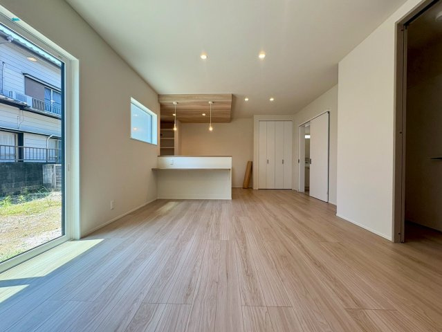 「南庭付き」高知市介良乙　新築一戸建ての居間・リビング|明るく開放的なリビング。家族が自然と集まりやすく、毎日ゆったりとした寛ぎの時間を過ごせる空間です。