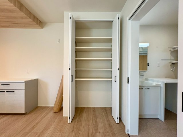 「南庭付き」高知市介良乙　新築一戸建ての収納|仕切り棚付きで整理整頓がしやすいクローゼット。衣類や小物をすっきりと収納でき、部屋を広く使えます。