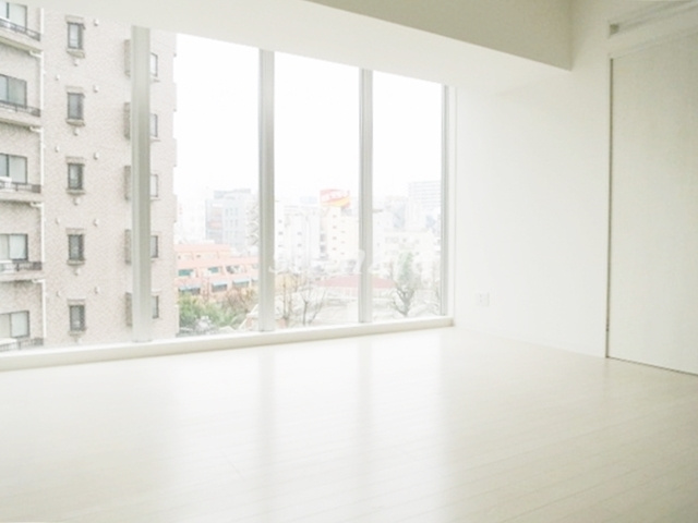 レジェンダリーガーデン赤羽ウェストビューの居間・リビング|大きな窓から光が入ります♪