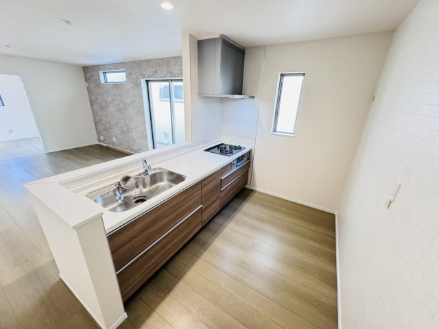 松戸市松戸新築戸建のキッチン|お手入れしやすいレンジフード・シンクの水栓には浄水器がついてます！