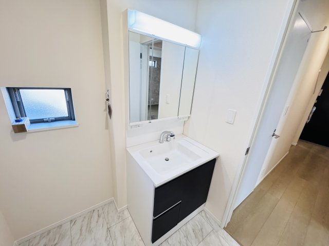 松戸市松戸新築戸建の独立洗面台|シャワーヘッド付き三面鏡洗面化粧台