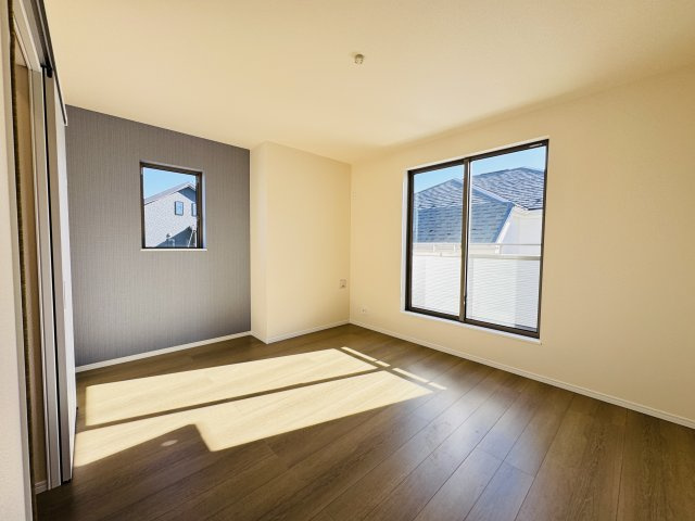 松戸市松戸新築戸建の寝室|8.25帖寝室・南側バルコニー前の明るいお部屋です♪