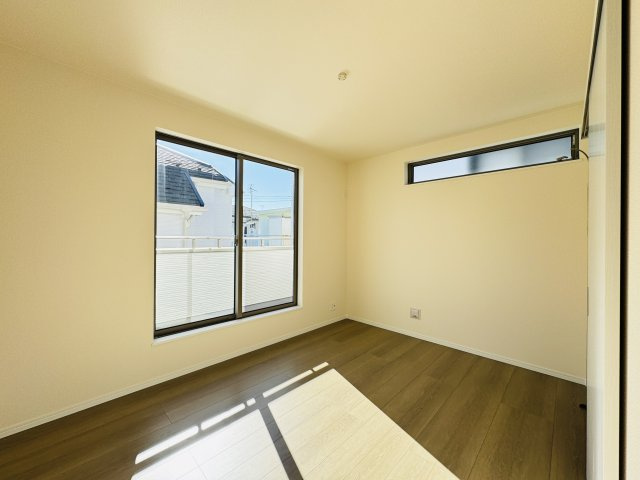 松戸市松戸新築戸建の子供部屋|6帖洋室・南側バルコニー前の明るいお部屋です♪