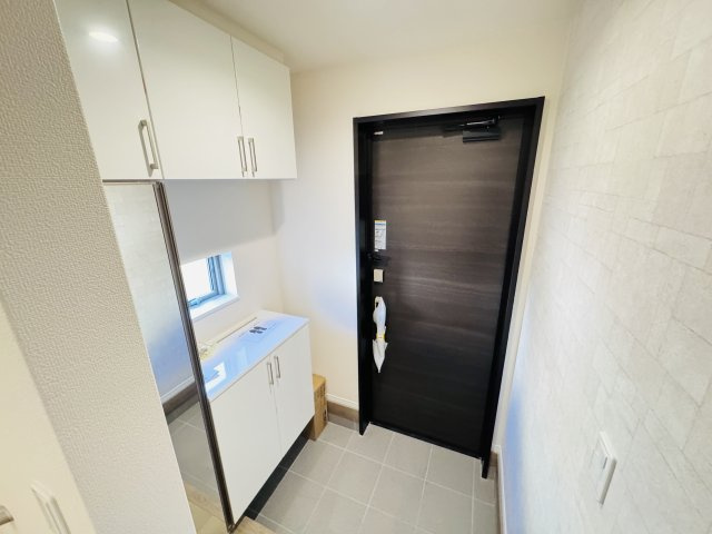 松戸市松戸新築戸建の玄関|玄関ホール・ミラー付きシューズボックス