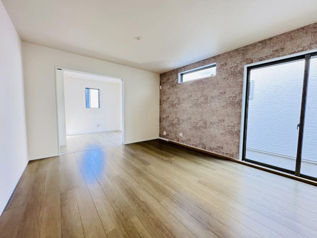 松戸市松戸新築戸建の居間・リビング|16帖リビングダイニングキッチン・アクセントクロス