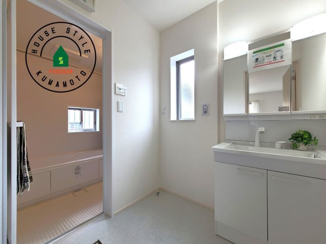 熊本市中央区国府4丁目第1-2棟（B号棟）の内観：施工例|ゆとりの洗面スペースで朝の身支度もスムーズに。暮らしを快適に変えるシャワー付洗面台です！