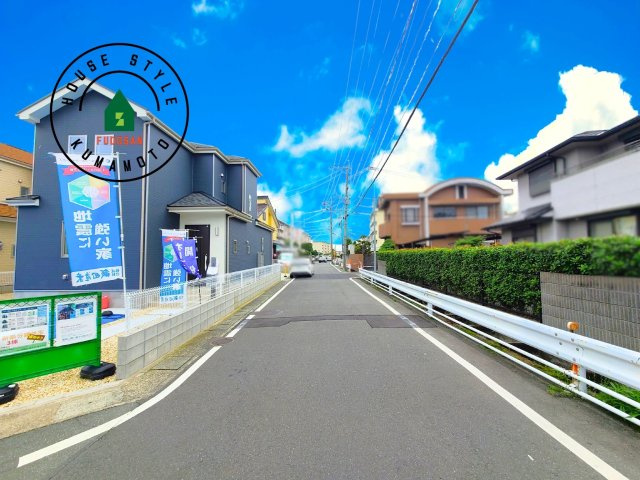 熊本市中央区国府4丁目第1-2棟（B号棟）の前面道路含む現地写真|前面道路は閑静な住宅地をはしる車通りの少ない道路。お車の出し入れが苦手なママや小さなお子様にも安心ですね。しっかり舗装もされているので、ベビーカーや自転車で通っても快適に通行できます。