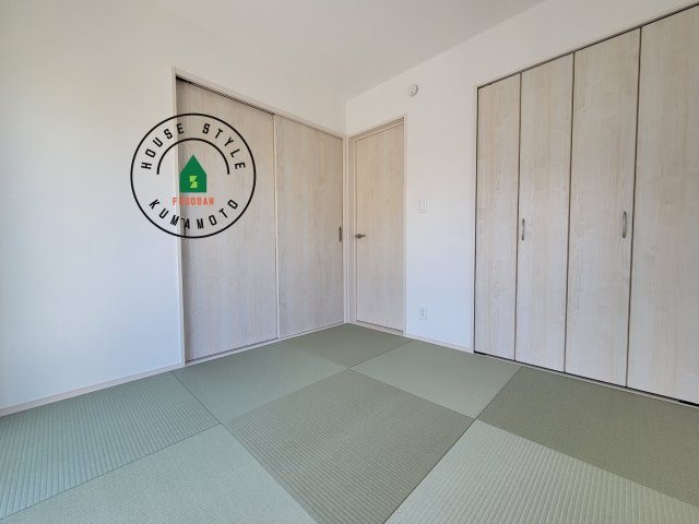 熊本市中央区国府4丁目第1-2棟（B号棟）の内観：施工例|和室を上手に活用すると暮らし方の幅が広がります。例えば普段は開け放して、子供の小さいうちはお昼寝や遊びのスペースに。畳はソフトなので転んでもケガをしにくく安心です