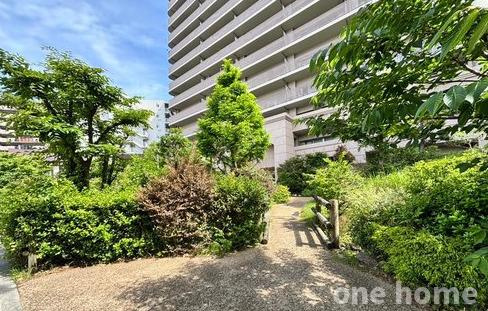 リバーガーデンかしまのエントランス|◆緑が植栽され、彩り豊かなエントランスです！
◆キッズルーム・オートロック・ゴミドラム・宅配ボックスなど共用施設充実です！