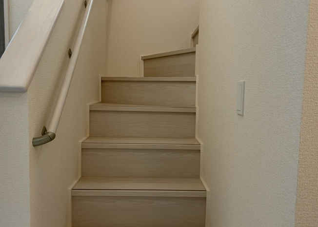 【内装】 | 建物の上下階の通路である階段は、その位置によって動線や室内の印象が大きく左右されます。手摺にも重要な役割があり、転倒の防止・歩行や動作を円滑にして日常生活を支えることを主な目的として設置されています。
