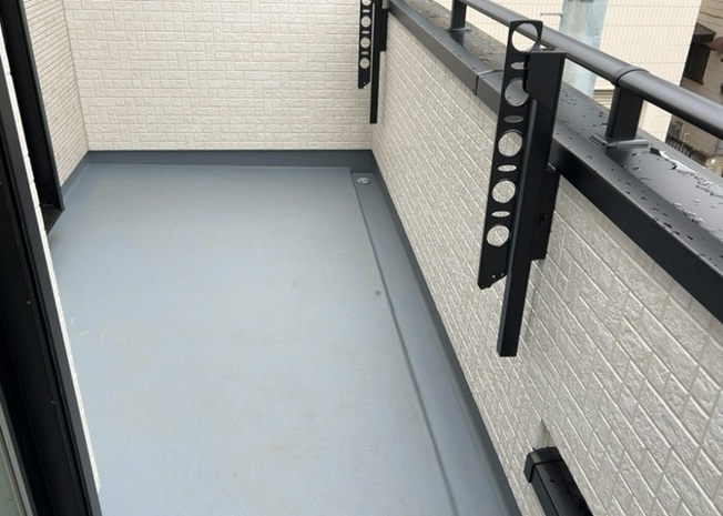 【バルコニー】 | バルコニーは、室外の専用スペースのうち、「屋根がなく開放された空間」であるものを指します。ベランダより広いタイプのものが多く、日当たりもよいため家庭菜園などを楽しみたい人にとって適した環境となります。
