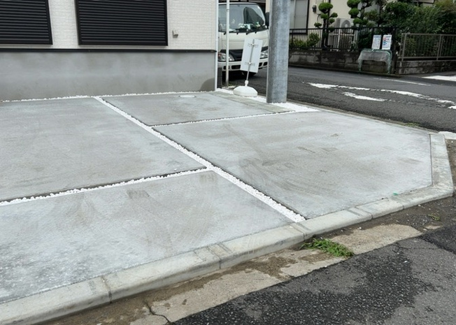 【駐車場】 | 駐車場と明記されていても、最小スペースでつくられた駐車場だと大型車は駐車できなかったり、出入りしにくくなったりする可能性があります。お車のサイズと購入したい物件の駐車場のサイズを現地で確認しましょう。