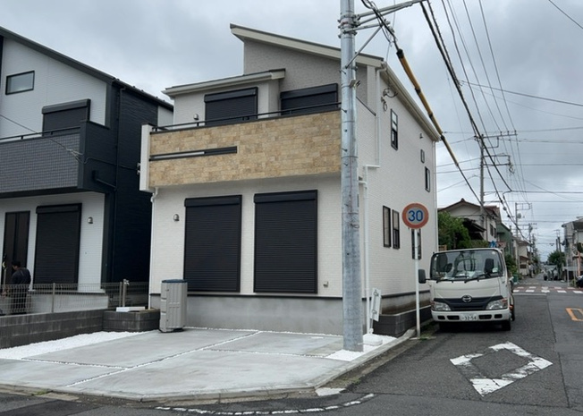 【前面道路含む現地写真】 | 住宅用の土地では前面道路に2m以上接していなければならないと法律で定められています。しかし、お持ちの車のサイズやライフスタイルなどにより、2mでは利便が悪い場合もございますので、事前に確認しましょう。