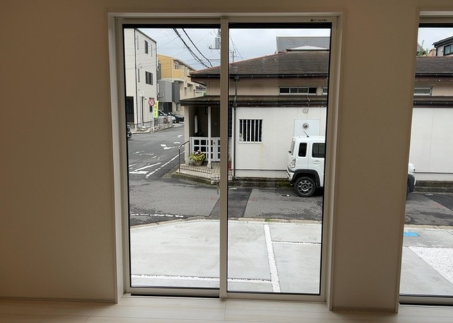【内装】 | サッシとは、ガラス窓に使用される金属製の窓枠のことです。一般的に住宅建築では、金属製建具工事の段階で備え付けるもので、ガラス類や玄関、バスルームのスチール製のドアなどと同じタイミングで工事を行います。