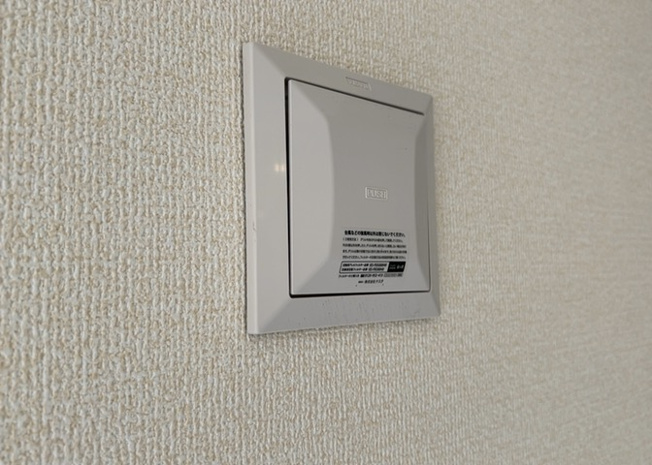 【冷暖房・空調設備】 | 1日中建物内の換気が行われるように設計された仕組みです。気密性の高い住宅は、家に籠った空気でシックハウス症候群になる可能性がありますが、24時間換気システムであれば計画的な換気で対策が可能です。