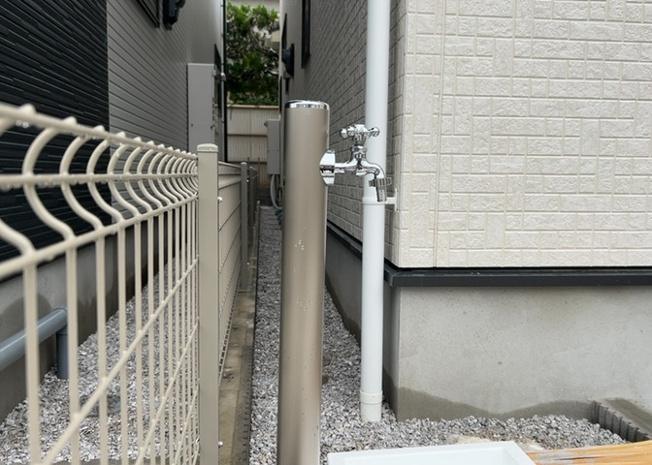 【設備】 | 敷地内には、散水栓や立水栓があります。水道水を直接利用できるため、水を運ぶ手間を省くことが出来ます。大量の水を必要とする洗車作業や清掃などに役立ちます。その他設備とあわせて、現地でご確認ください。
