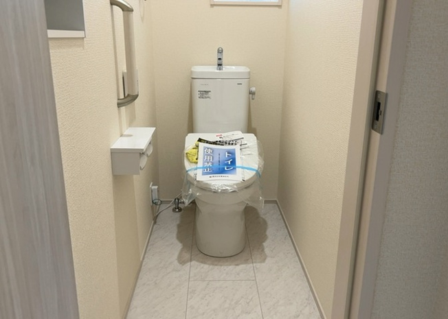【トイレ】 | トイレは大きさや形、機能、抗菌性などが異なる多種多彩なタイプが各メーカーから出ています。それぞれに良さがあるため、事前にどういったタイプのトイレがいいのかをご家庭内で決めて、内見に行くといいでしょう。